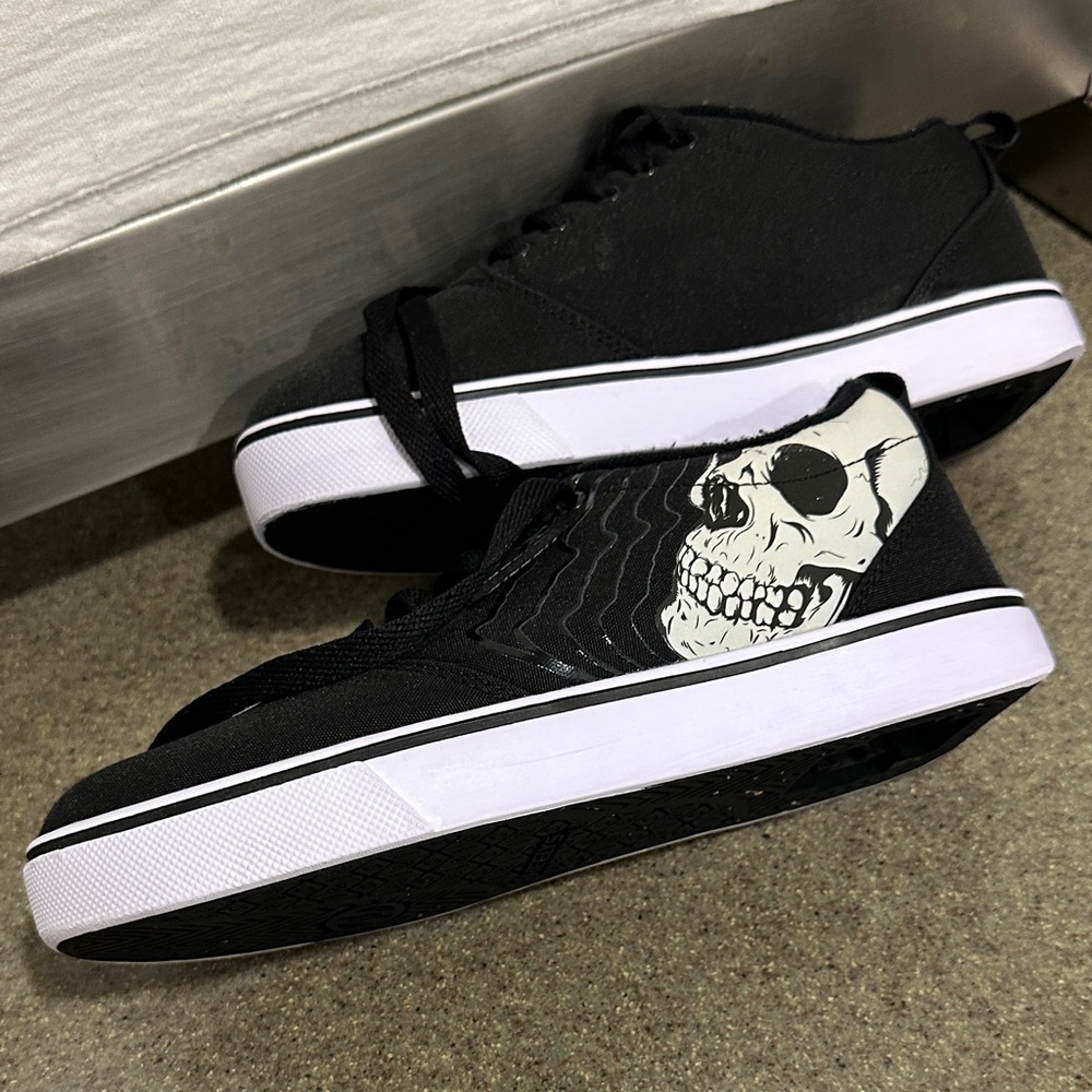 Heelys Black and White Skate Shoes with Wheels 5Y - Picture 4 of 7